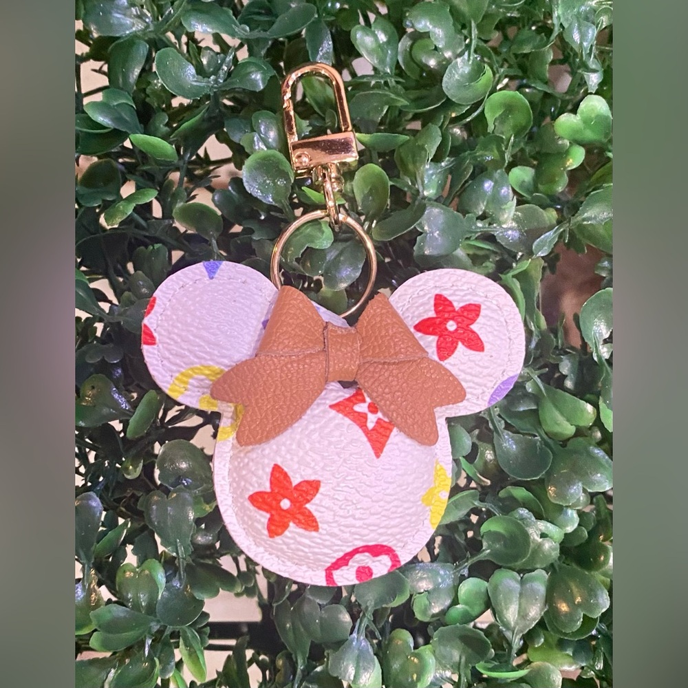 BRAND NEW WITH TAGS White Faux Leather Magical Mouse Keychain